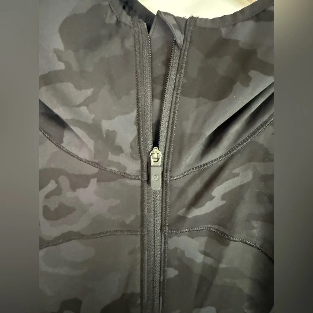 Lululemon Women’s Incognito Camo Multi Gray Mist Over Windbreaker - Size 8